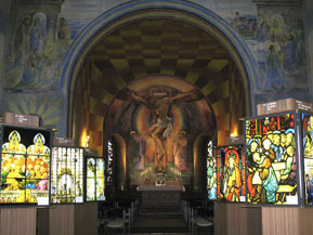 &Uuml;bersicht Glasfenster in der Glasmalereiausstellung